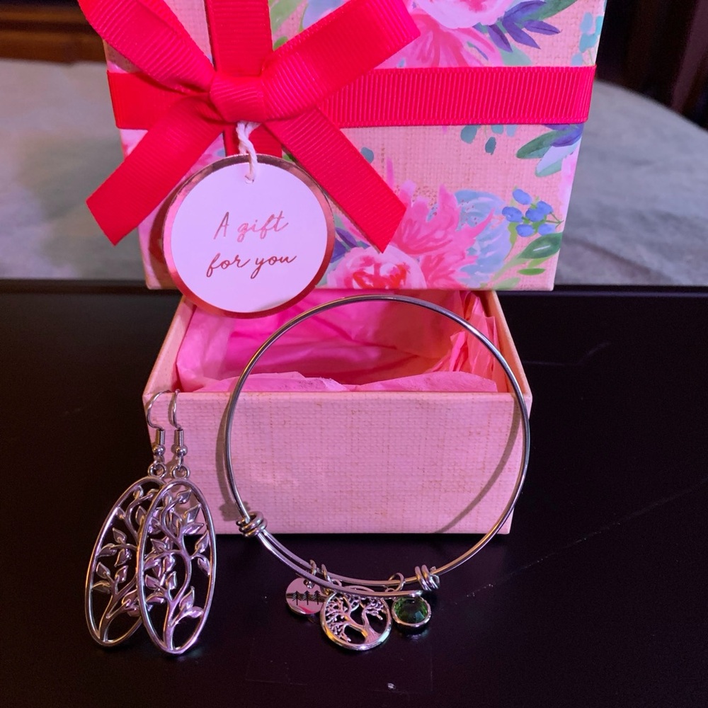 Tree of life bracelet and earrings in gift wrapped boxes 🩷